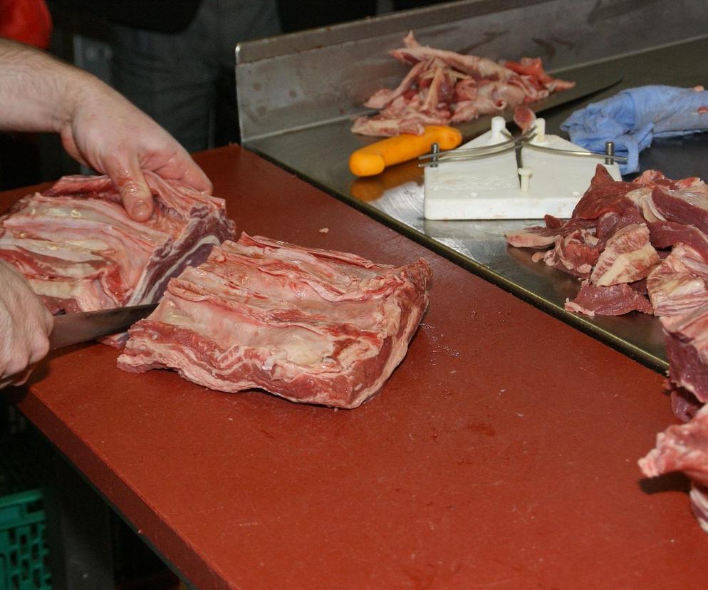 Alert RCB: nie jedz mięsa z tego targowiska! Śmiertelne zatrucie w Nowej Dębie