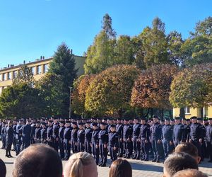 Uroczyste zakończenie szkolenia policyjnego w Katowicach. Ponad 200 nowych policjnatów