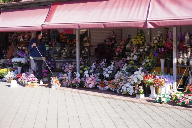 Ceny kwiatów i zniczy na Miłostowie