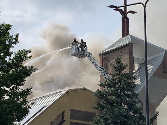 Ogień zajął dach i wnętrze kościoła św. Floriana w Sosnowcu