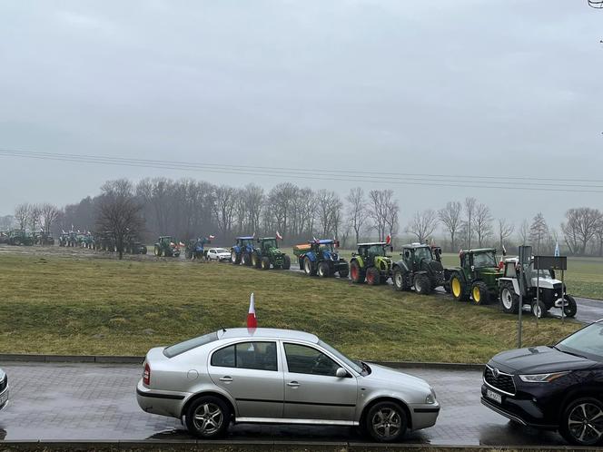 Rolnicy blokują drogi wokół Wrocławia. Setki ciągników, utrudnienia w wielu miejscach 