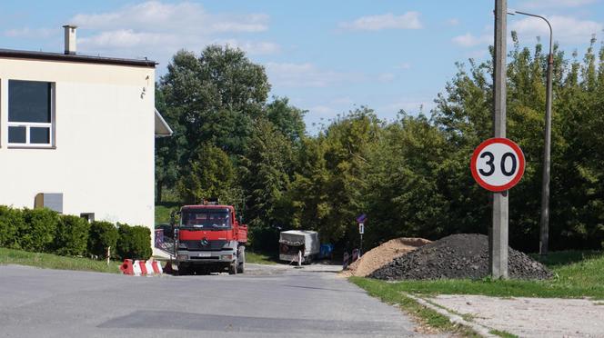 Na ulicę Wapienną wrócili drogowcy. Remont „nabiera” kształtu