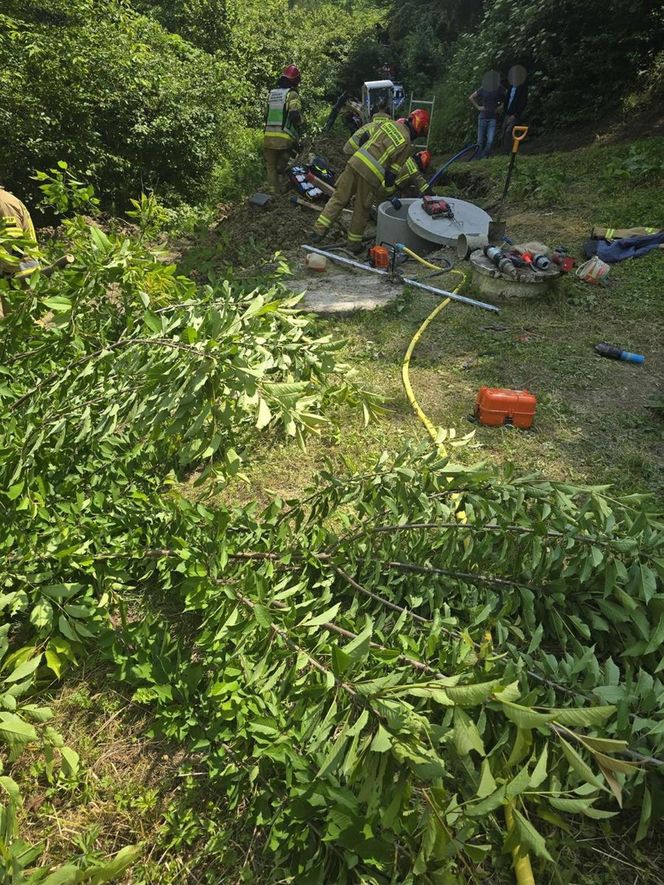 Mężczyzna przysypany w studni