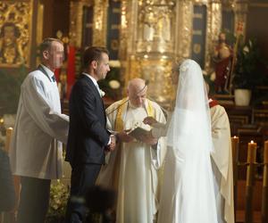 Posłowie Moskal i Kanthak na ślubnym kobiercu. Takie garnitury wybrali