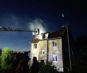 Dramatyczny pożar kamienicy we wsi Jegłownik. Kobieta z trójką dzieci wyskoczyła przez okno [ZDJĘCIA]