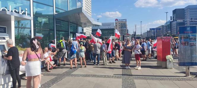 80. rocznica wybuchu Powstania Warszawskiego. 80. rocznica Powstania Warszawskiego. Godzina "W" w Warszawie. Tak mieszkańcy oddali hołd bohaterom