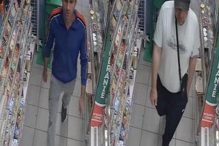 Ci dwaj mężczyźni są podejrzewani o kradzież z włamaniem. Policja pokazuje ich twarze 