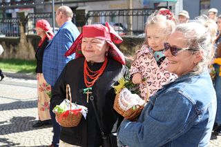 Święcenie pokarmów w strojach ludowych w Bytomiu