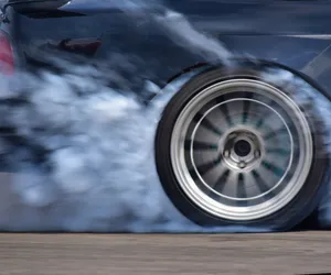 Bełchatów. Młody kierowca popisywał się przed znajomymi. Najechał na pieszego. 30-latek przeżył chwilę grozy