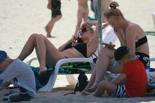 Marlena Muranowicz, wkrótce była żona Mroczka w bikini na plaży.
