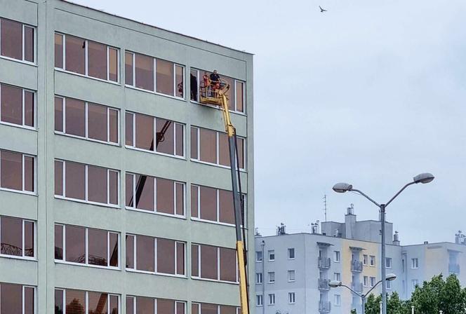 Strażacy ewakuowali pracowników ze zwyżki w Katowicach