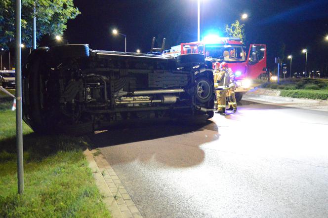 Na rondzie Sybiraków w Lesznie kierowca rozbił dodge'a. Jeździł z piskiem opon [GALERIA]