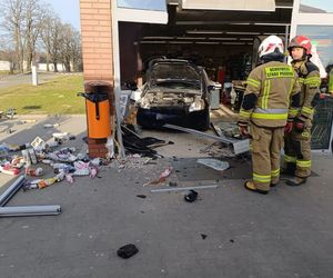 Wjechał do sklepu... samochodem. Wypadek w Oborzyskach Starych koło Kościana