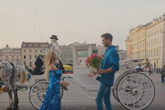 Kraków w teledysku gwiazdy disco polo. Monika Chwajol czyli Królowa Własnego Życia zachwyca w nowości „Każdy Krok”