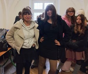 ​Trwa finał akcji „Podziel się kurtką - Przytul kurtkę” w Lesznie. Dzielących się i korzystających nie brakuje