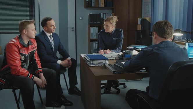 M jak miłość odc. 1878. Dominik Walat (Bartosz Surówka), Natalka (Dominika Suchecka),  Adam Karski (Patryk Szwichtenberg), adwokat (Jacek Barczak)