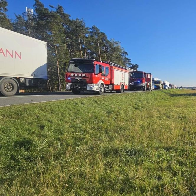 Wypadek na DK11 pod Lublińcem. Jedna osoba uwięziona w aucie. Droga jest zablokowana