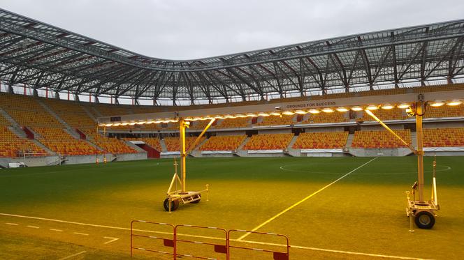 Na stadionie przy Słonecznej pojawiło się sztuczne słońce. Ma zadbać o murawę