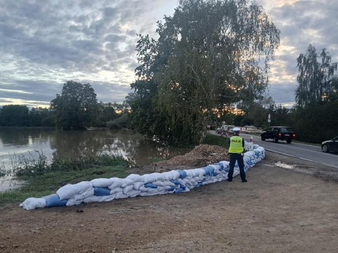 Małopolscy policjanci walczą z powodzią. W tych powiatach sytuacja wygląda najgorzej