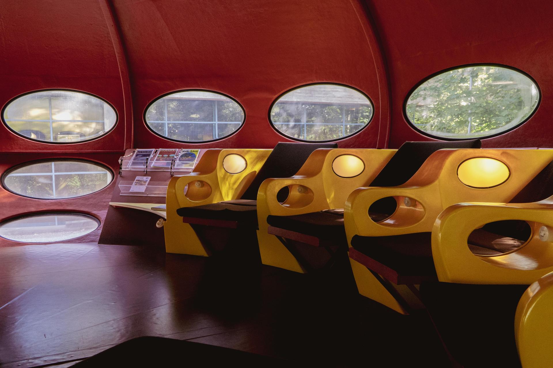 Futuro House - zdjęcia fińskiego domku letniskowego w kształcie UFO w WeeGee Exhibition Centre