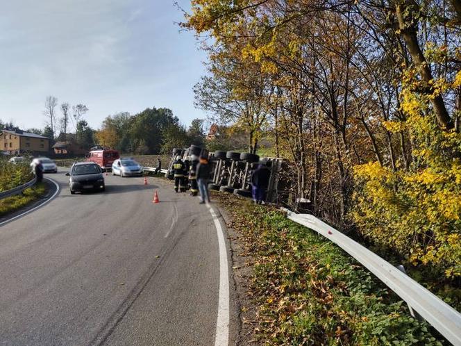 Ciężarówka wylądowała na boku! GROŹNY incydent w Trzycierzu