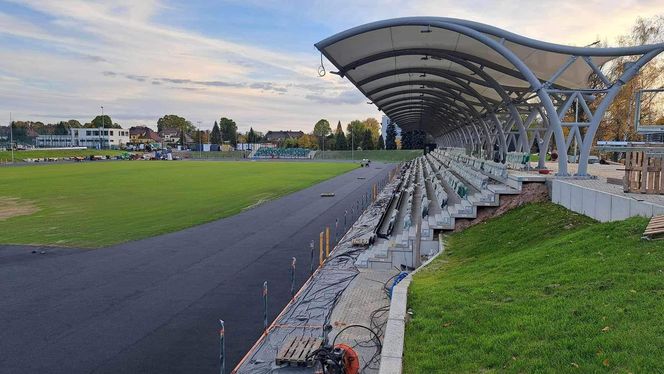 Remont starachowickiego stadionu trwa. Na plac budowy dotarły słupy oświetleniowe