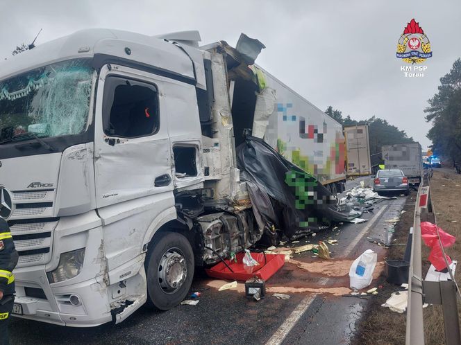 Wypadek na D10 pomiędzy Bydgoszczą a Toruniem. Zderzyły się cztery pojazdy. Jedna osoba nie żyje [ZDJĘCIA]