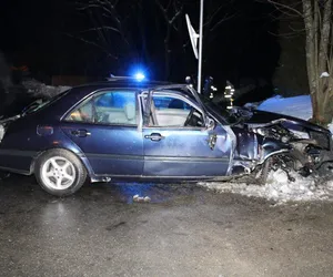 Młody kierowca rozbił mercedesa o metalową barierę. Nie żyje 25-letni pasażer