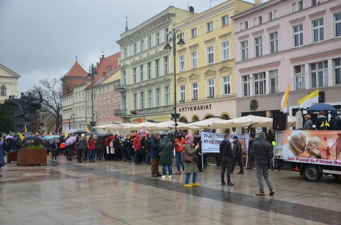 Tłumy ludzi na ulicach Bydgoszczy