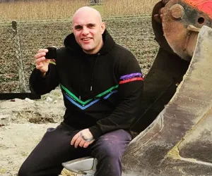 Padliśmy z wrażenia po zobaczeniu, jak Dominik Abus wyglądał z włosami! Aż trudno poznać, że to naprawdę gwiazdor Gogglebox TTV 