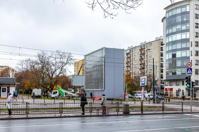 Stelaż reklamowy na rogu ul. Anielewicza i al. Jana Pawła II w Warszawie