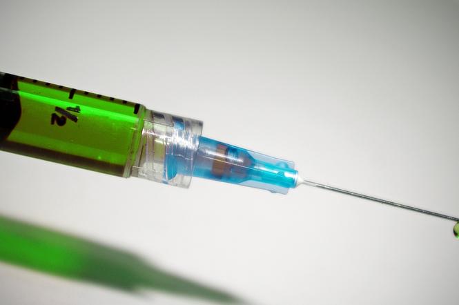 Seniorzy nie chcą szczepionki AstraZeneca, więc rząd ma nowy pomysł. Jest propozycja dla ozdrowieńców!