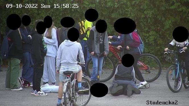 Pijane nastolatki pobiły się na terenie szkoły. Zabrało je pogotowie