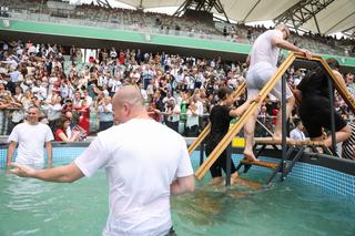 Świadkowie Jehowy na kongresie w Warszawie na stadionie Legii