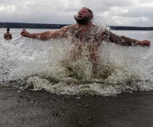 Było gorąco! Lubelskie morsy dały pierwszego w tym roku nura