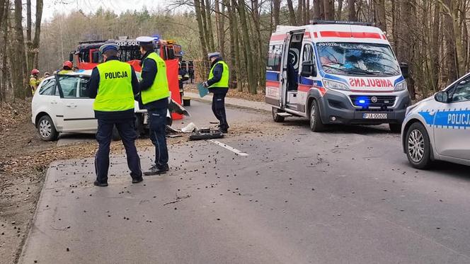 Tragiczny wypadek pod Jarocinem! Nie żyje 29-letni kierowca, a jego żona trafił do szpitala [ZDJĘCIA]