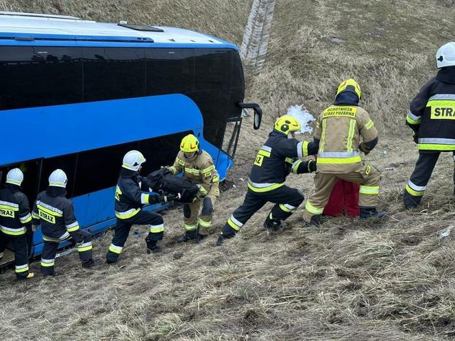 Autokar staranował barierki i spoczął w rowie. 65 pasażerów utknęło na autostradzie A4