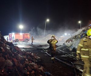 Strażacy walczyli z ogniem na składowisku odpadów w Bełżycach