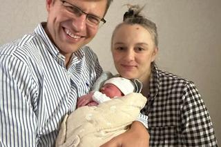 Minister Marcin Warchoł został tatą po raz czwarty! Witamy Kingę na świecie 