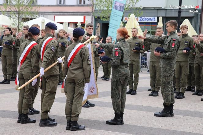 W Rybniku na rynku odbyło się ślubowanie klas mundurowych [ZDJĘCIA]