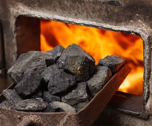 Palisz węglem? Od sierpnia 2023 obowiązują nowe przepisy! Co się zmienia?
