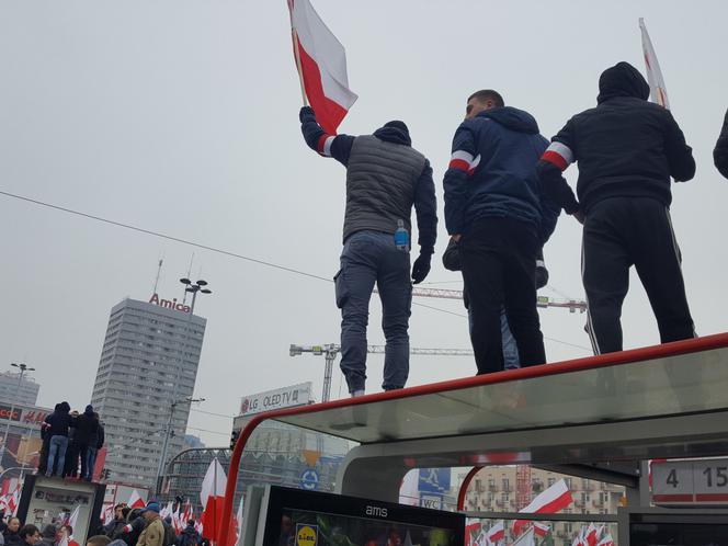Wspólny biało-czerwony marsz na ulicach Warszawy [ZDJĘCIA]