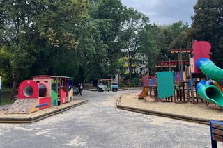 Lublin świętuje 65-lecie placu zabaw na LSM. Rakieta i gazik wciąż przyciągają dzieci