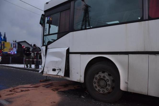 Wola Rzędzińska: Zderzenie osobówki z autobusem. Jedna osoba w szpitalu!