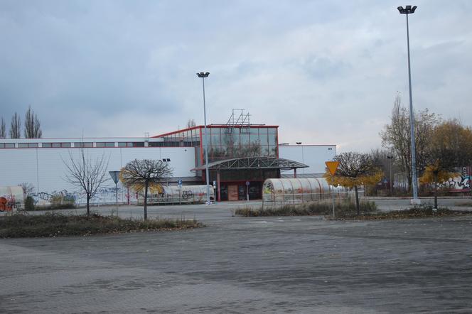 Dawny supermarket Auchan w Dąbrowie Górniczej już nie będzie straszył