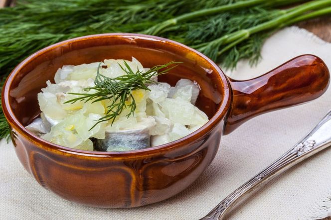 Śledzie w oleju z cebulką – klasyk, który zawsze smakuje. Oto najlepszy przepis!