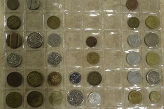 Przedmioty kolekcjonerskie zatrzymane na granicy. Monety, banknoty i odznaczenia przewożone nielegalnie. 