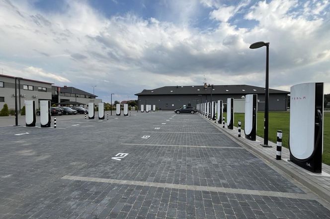 Tesla otworzyła największą stację Supercharger w Polsce