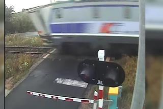 Zablokował przejazd kolejowy. Pociąg zmiażdżył przyczepę.