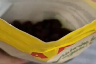 Otworzył paczkę z nerkowcami z Biedronki i złapał się za głowę. Jak to się tam znalazło?!